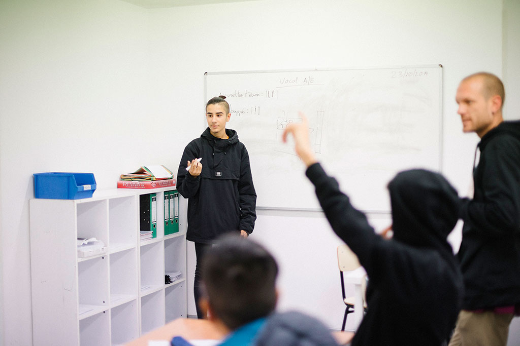 Grup de joves fent classe a l'Escola de Noves Oportunitats de la Fundació Marianao