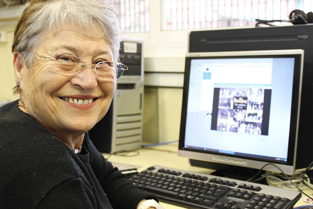 Dona gran fent classe d'informàtica a la Fundació Marianao.