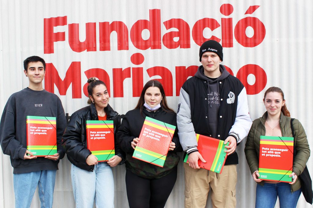Joves alumnes de l'Escola de Noves Oportunitats de la Fundació Marianao.