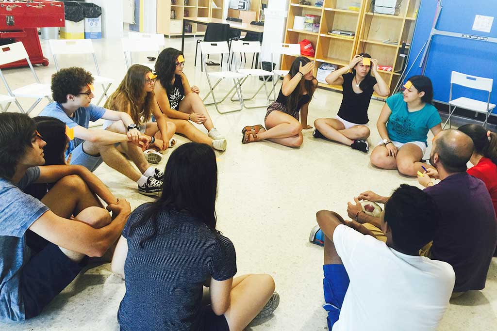 Joves fent una dinàmica al Curs de Dinamització Juvenil