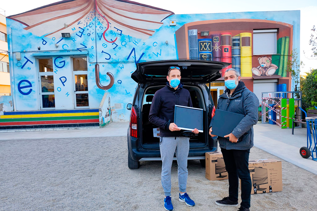 Entrega d'ordinadors reutilitzats a l'Escola Barrufet de Sant Boi.