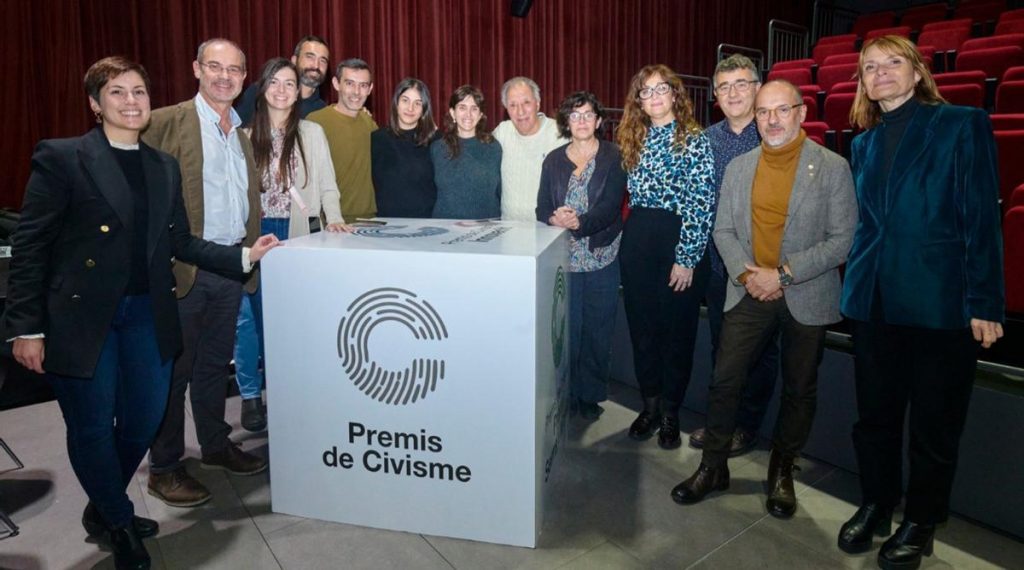 Membres de la Fundació Marianao i l'Ajuntament de Sant Boi recullen els Premis Civisme 2022