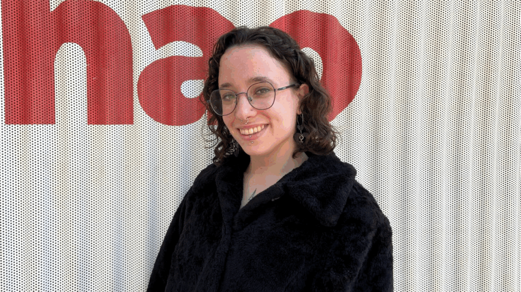 Desiree, exparticipant de JoVinc i Club Social, autora del poemari.