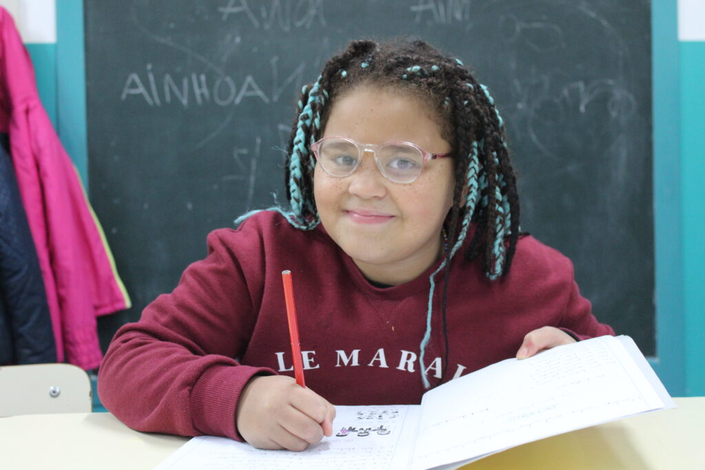 Participant Casal Infantil fent deures