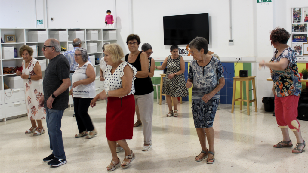 Persones grans ballant